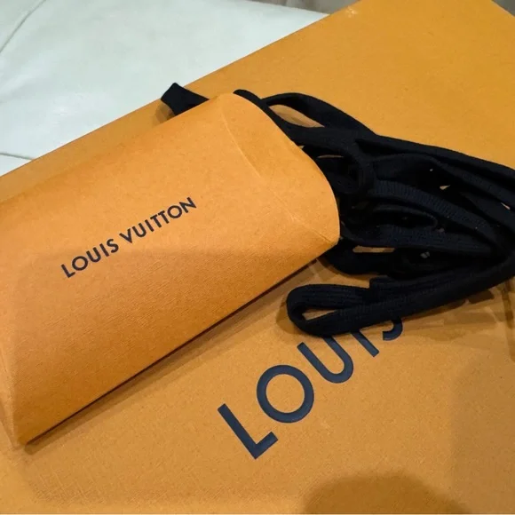 Louis Vuitton Calfskin Luxembourg Samothrace Men’s size 9 LIKE NEW